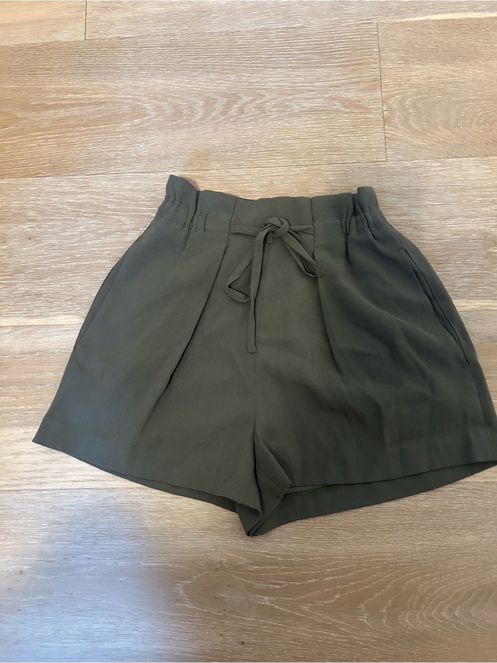 Babaton shorts, army green XS